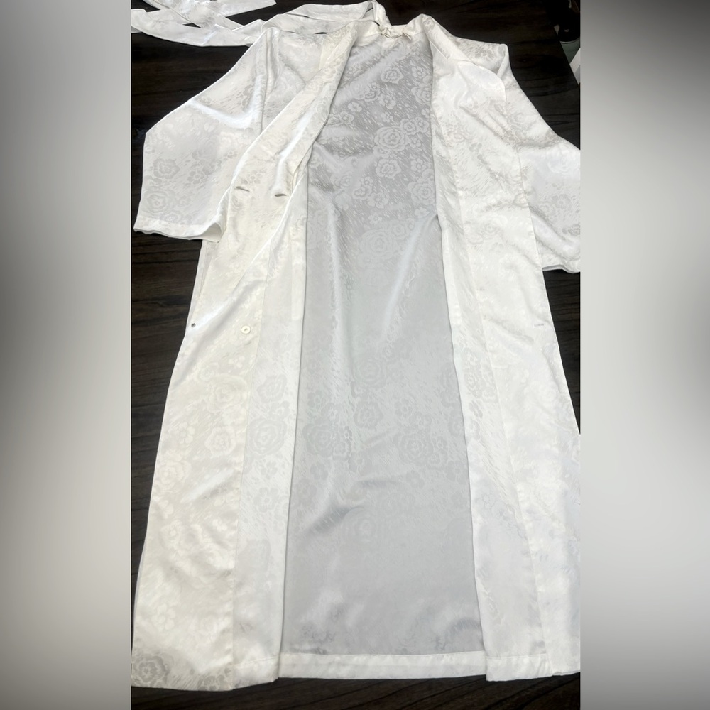 Ivory Robe Size Large - Picture 5 of 7
